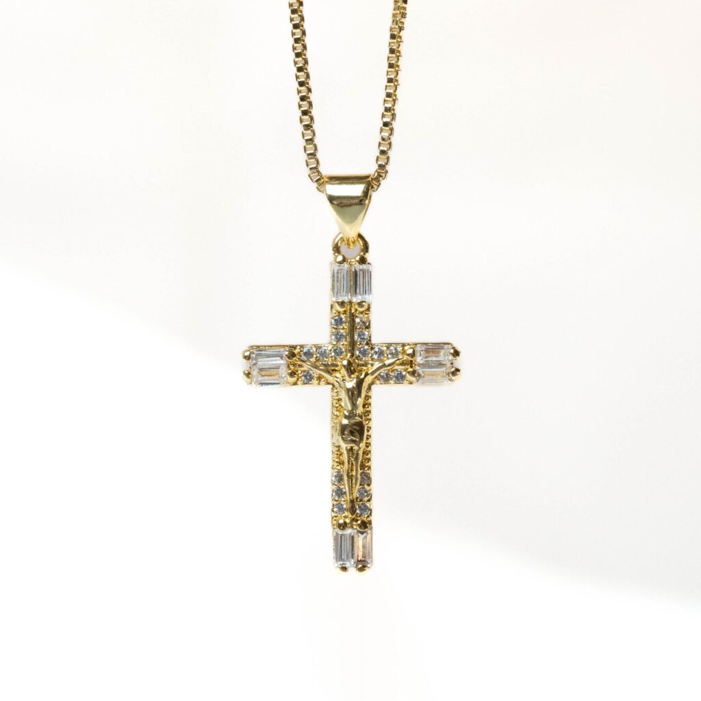 Collier crucifix Corpus Christi doré en acier inoxydable
