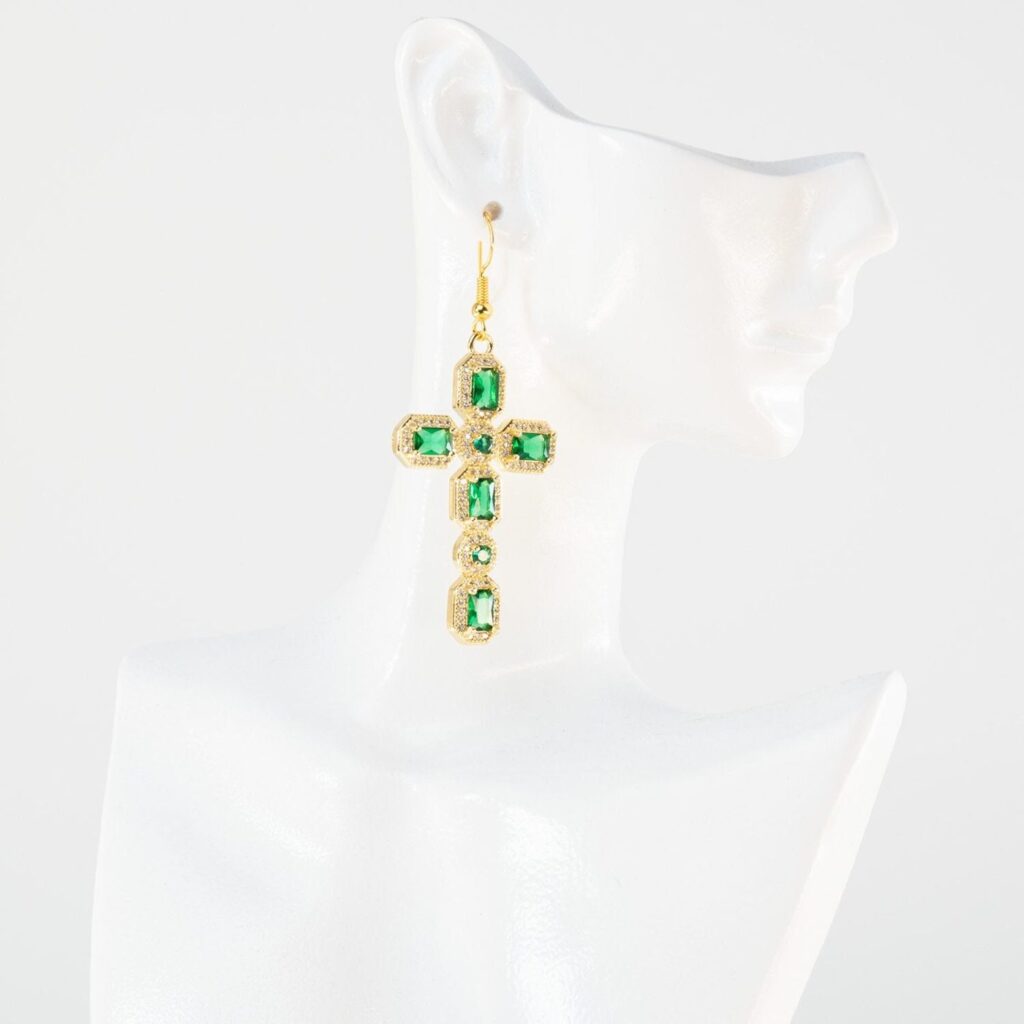 Boucles d’oreilles croix baroques plaquées or aux cristaux vert émeraude