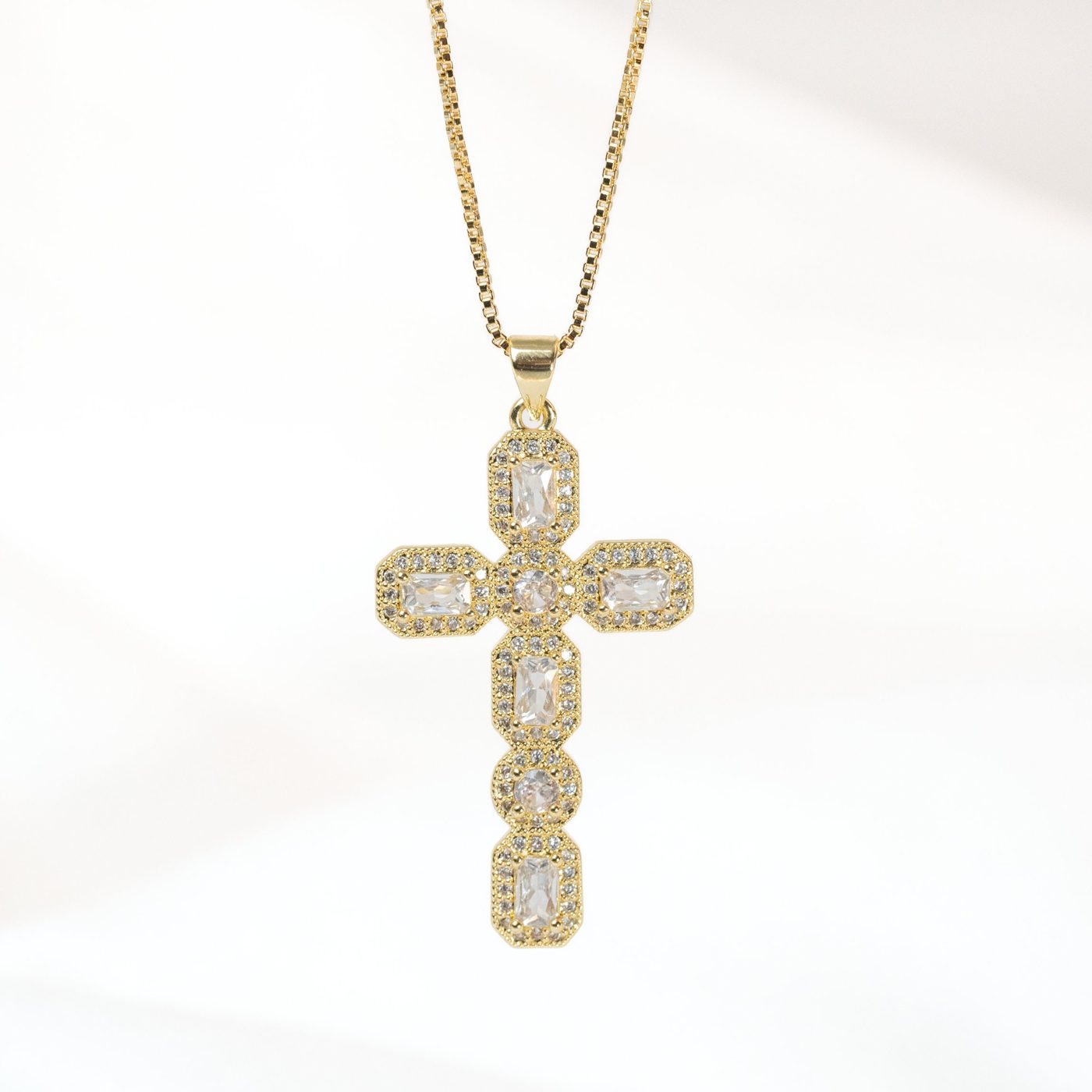 Collier croix baroque La Pureté plaqué or 18 carats, cristaux transparents – bijou croix chrétienne In Christo