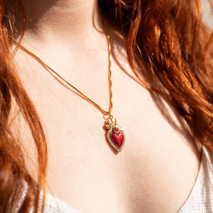 Collier ex-voto cœur sacré porté