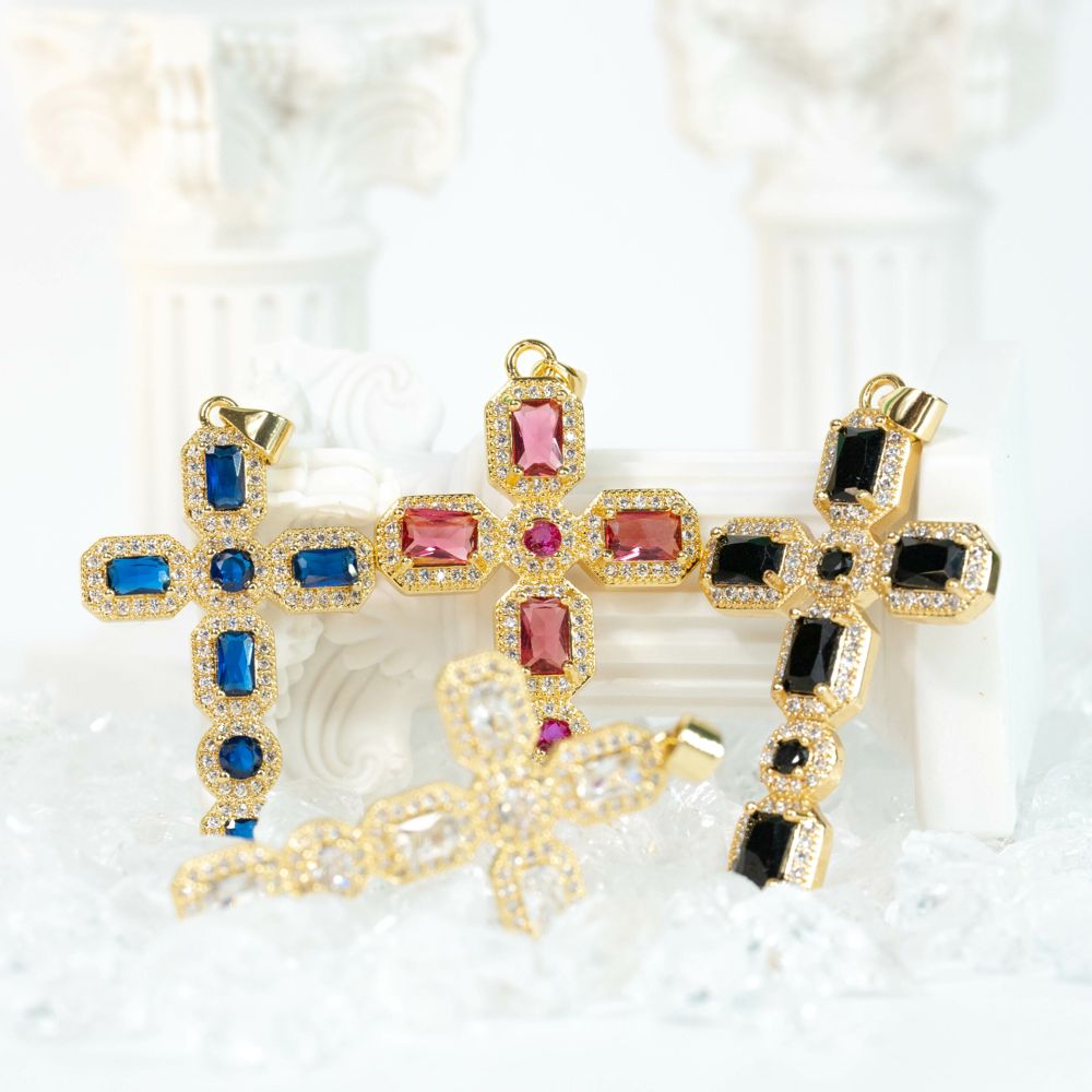 Komposition aus vergoldetem Kreuz- und Ex-voto-Schmuck