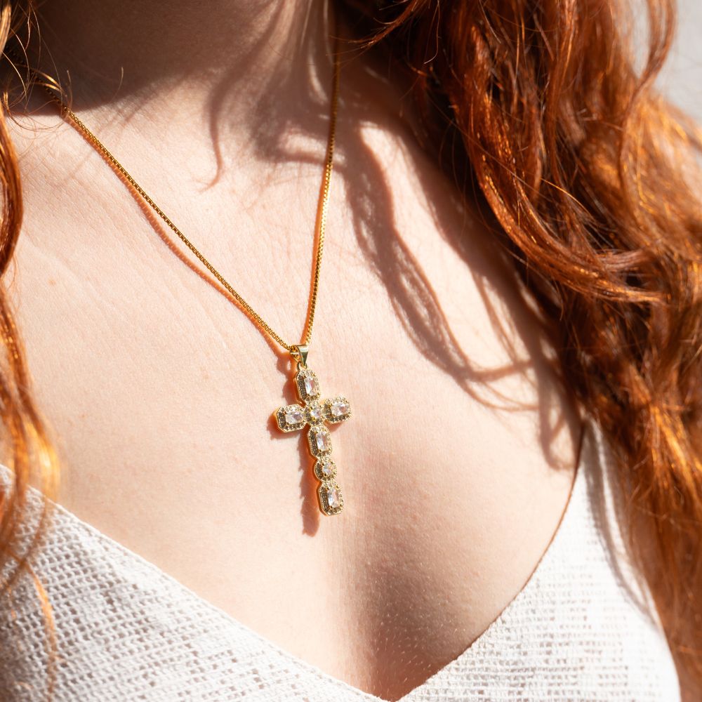 Collier croix In Christo plaqué or porté au cou